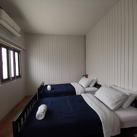 Liaw Base House Hostel Bangkok Exterior photo