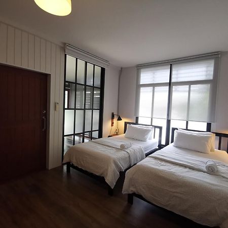 Liaw Base House Hostel Bangkok Exterior photo