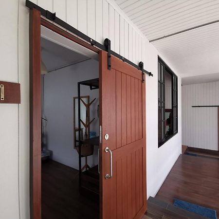 Liaw Base House Hostel Bangkok Exterior photo
