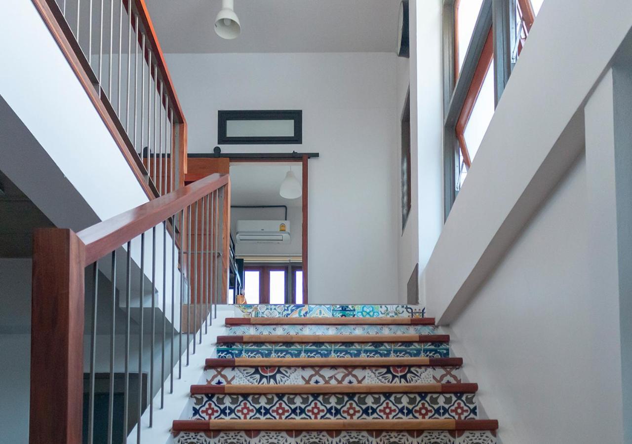 Liaw Base House Hostel Bangkok Exterior photo