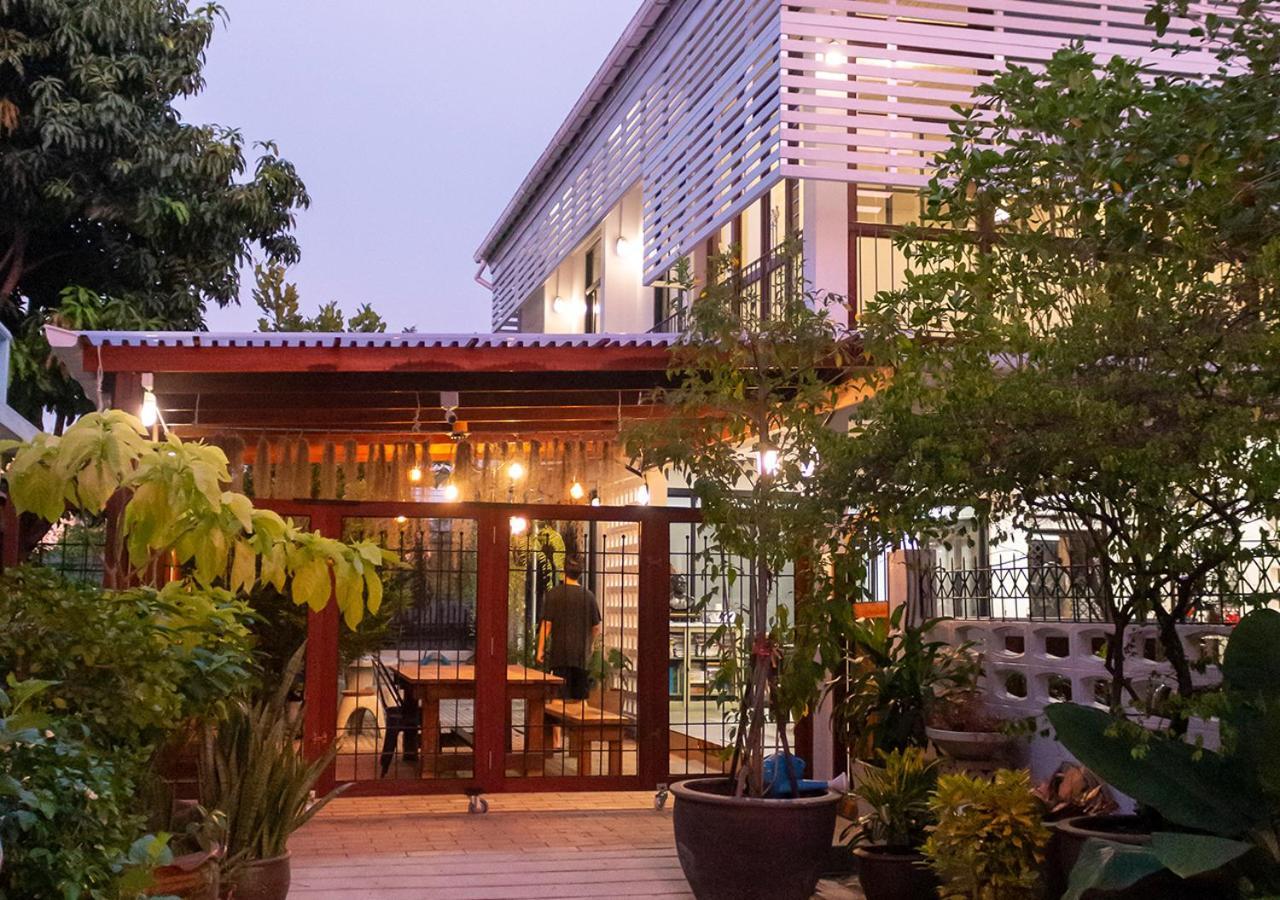 Liaw Base House Hostel Bangkok Exterior photo