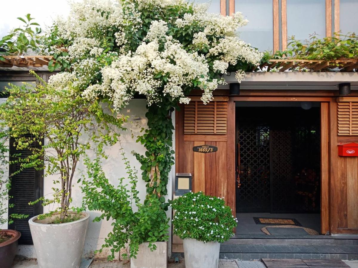 Liaw Base House Hostel Bangkok Exterior photo