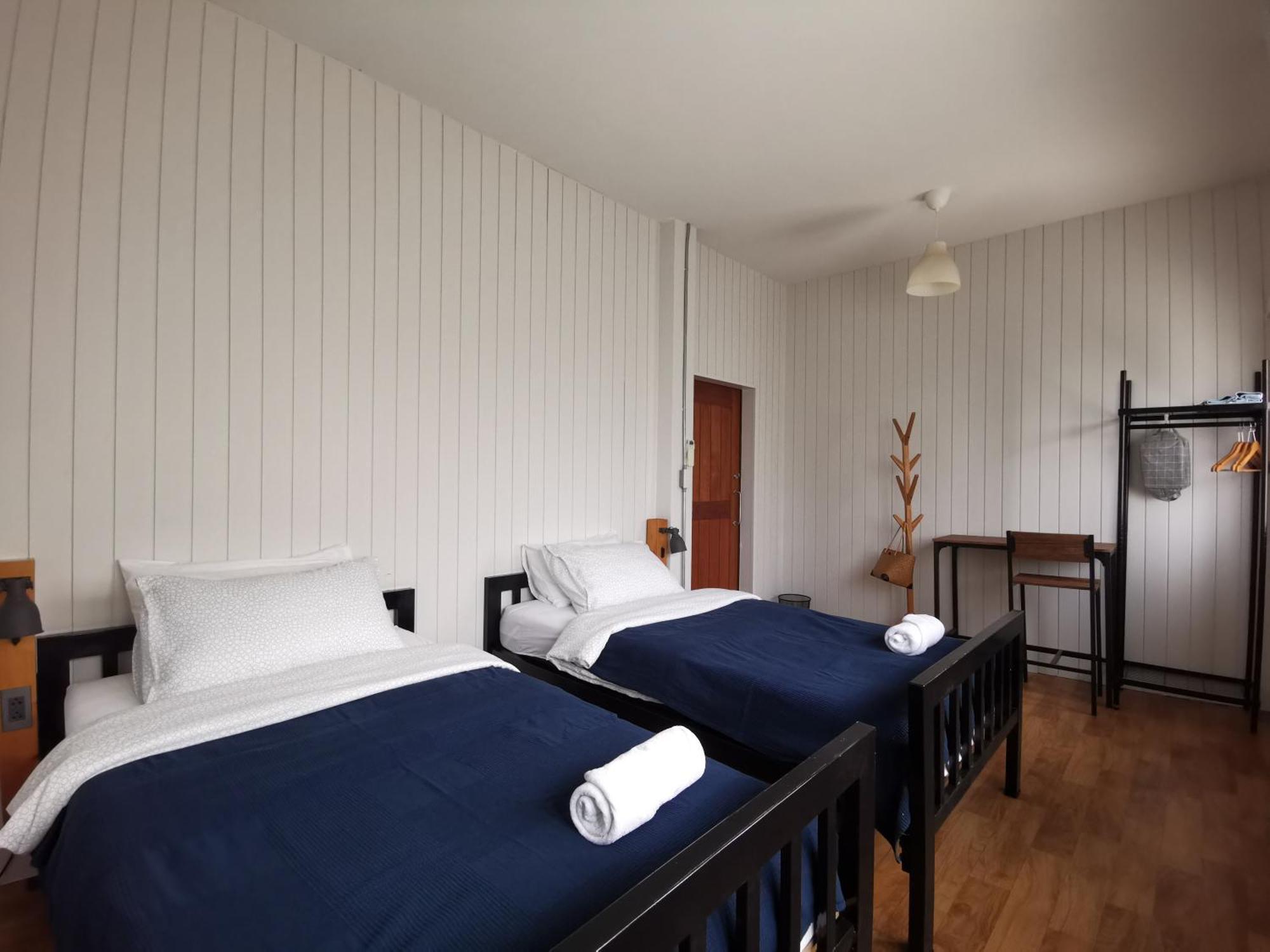 Liaw Base House Hostel Bangkok Exterior photo