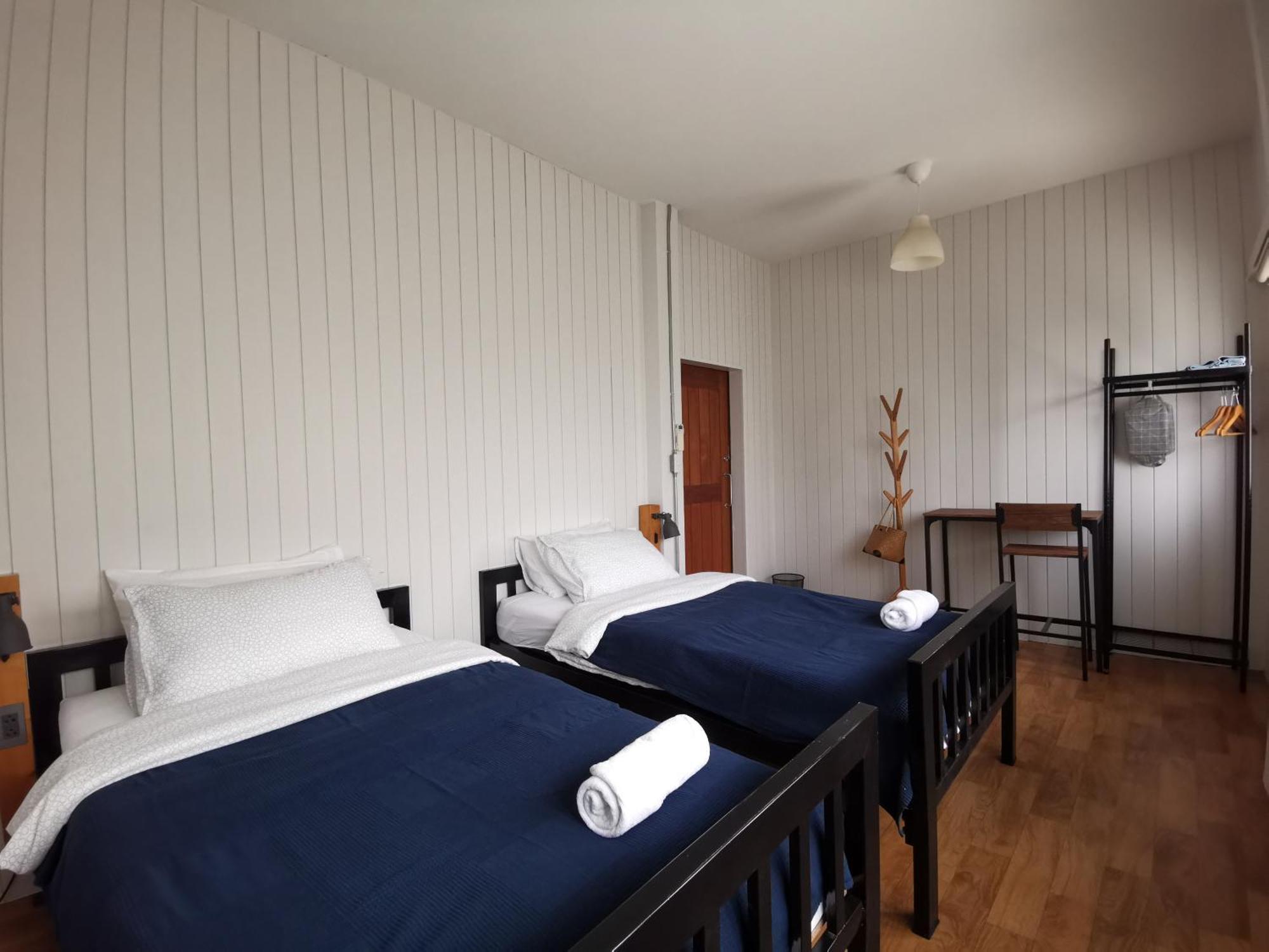 Liaw Base House Hostel Bangkok Exterior photo