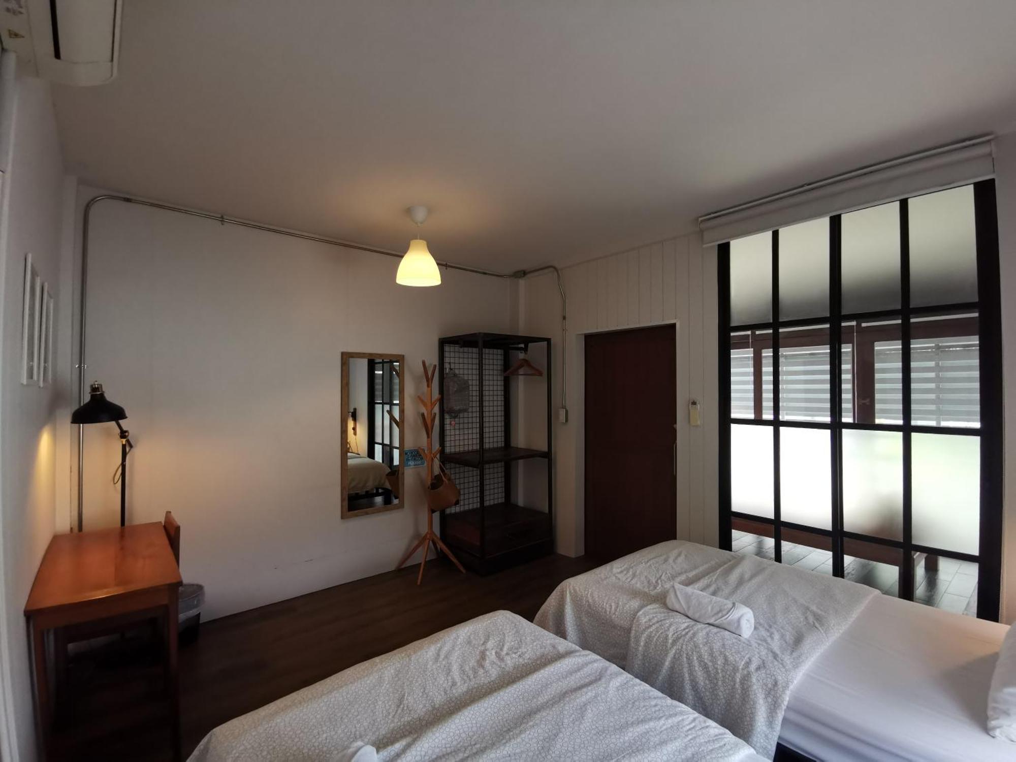 Liaw Base House Hostel Bangkok Exterior photo