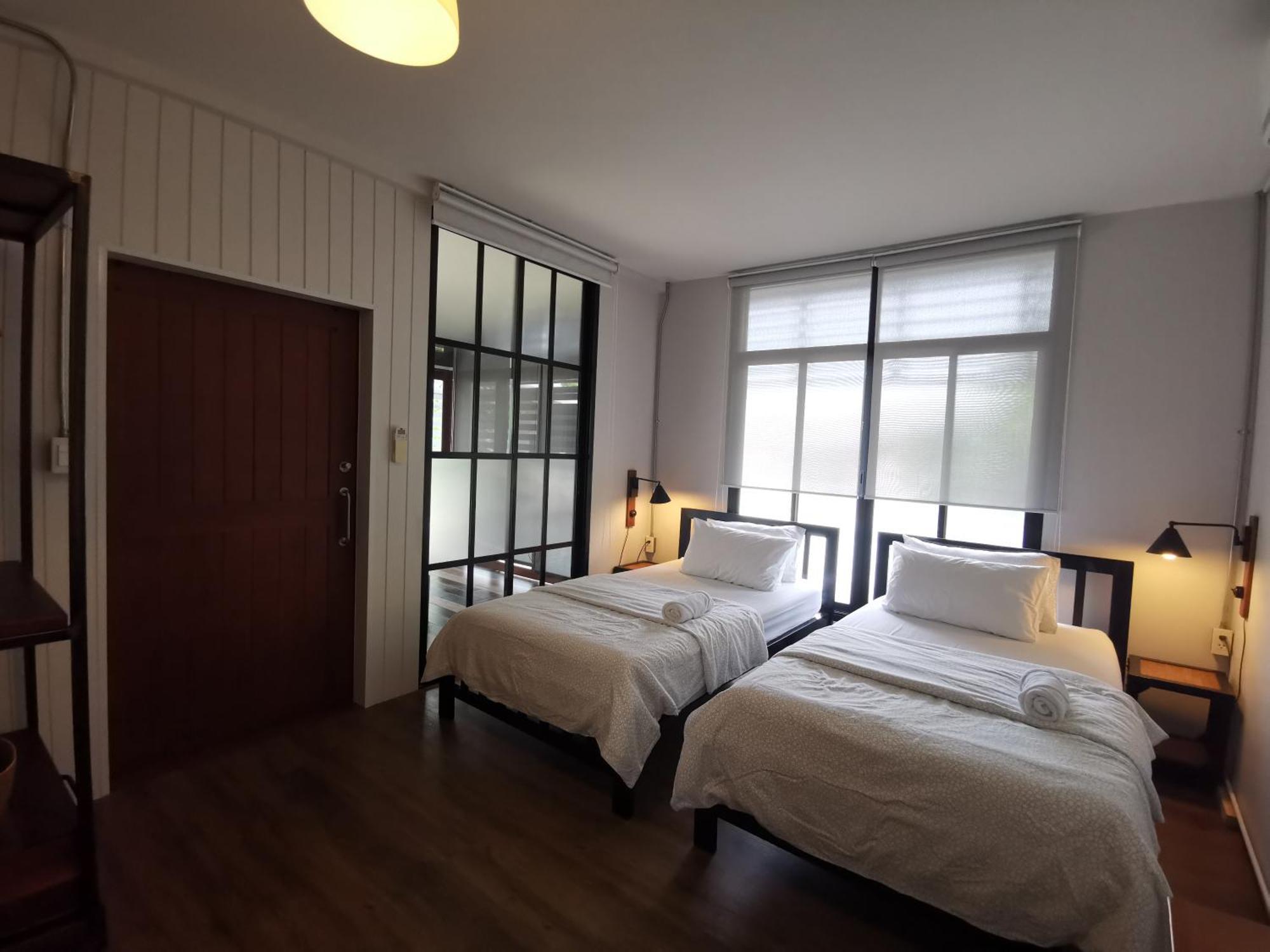 Liaw Base House Hostel Bangkok Exterior photo