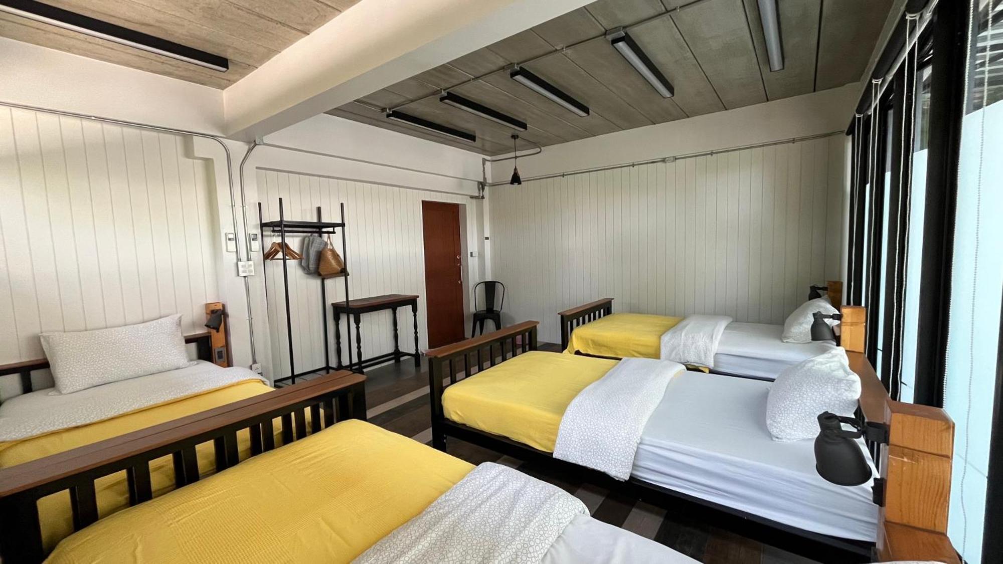 Liaw Base House Hostel Bangkok Exterior photo