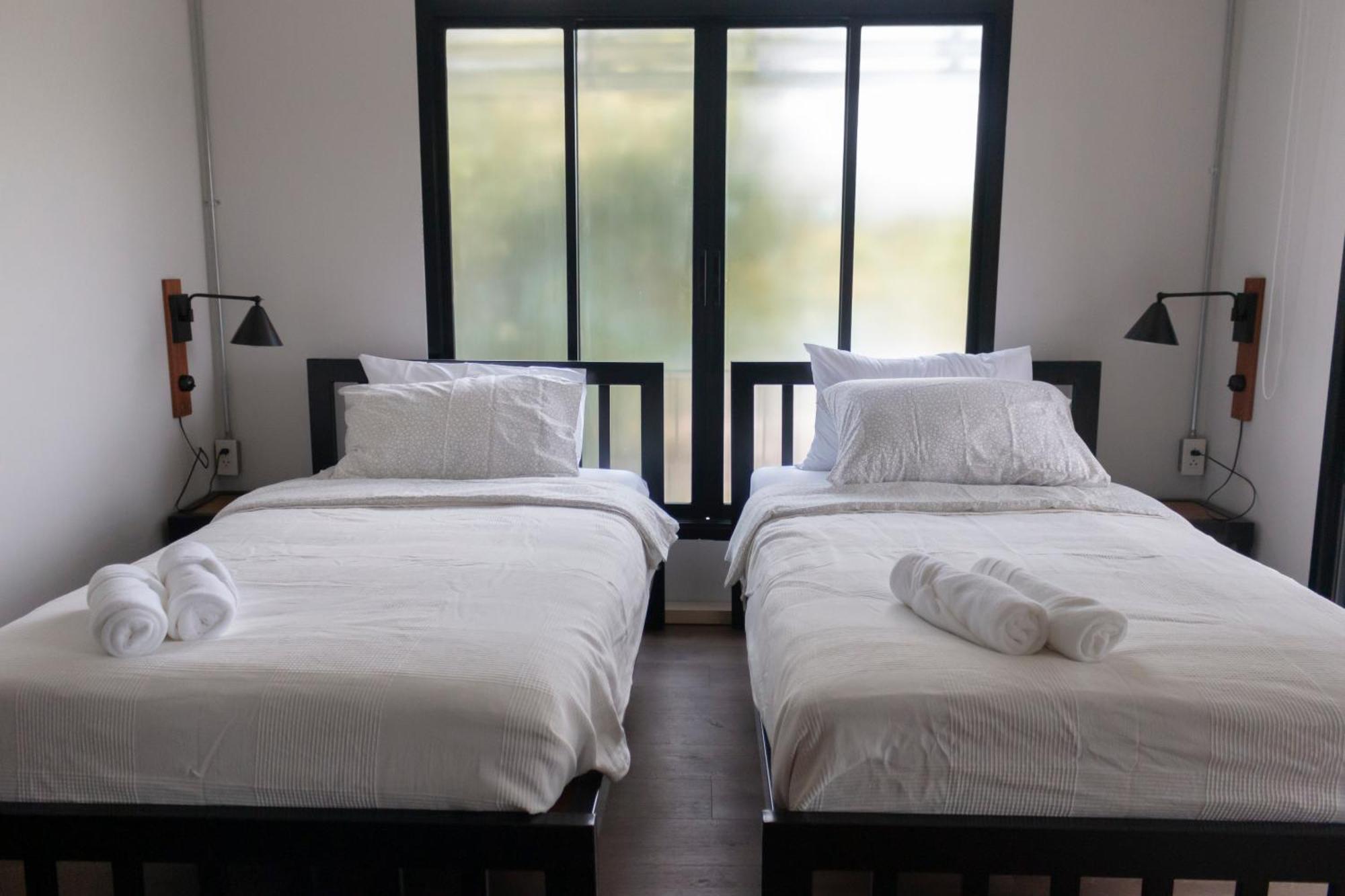 Liaw Base House Hostel Bangkok Exterior photo