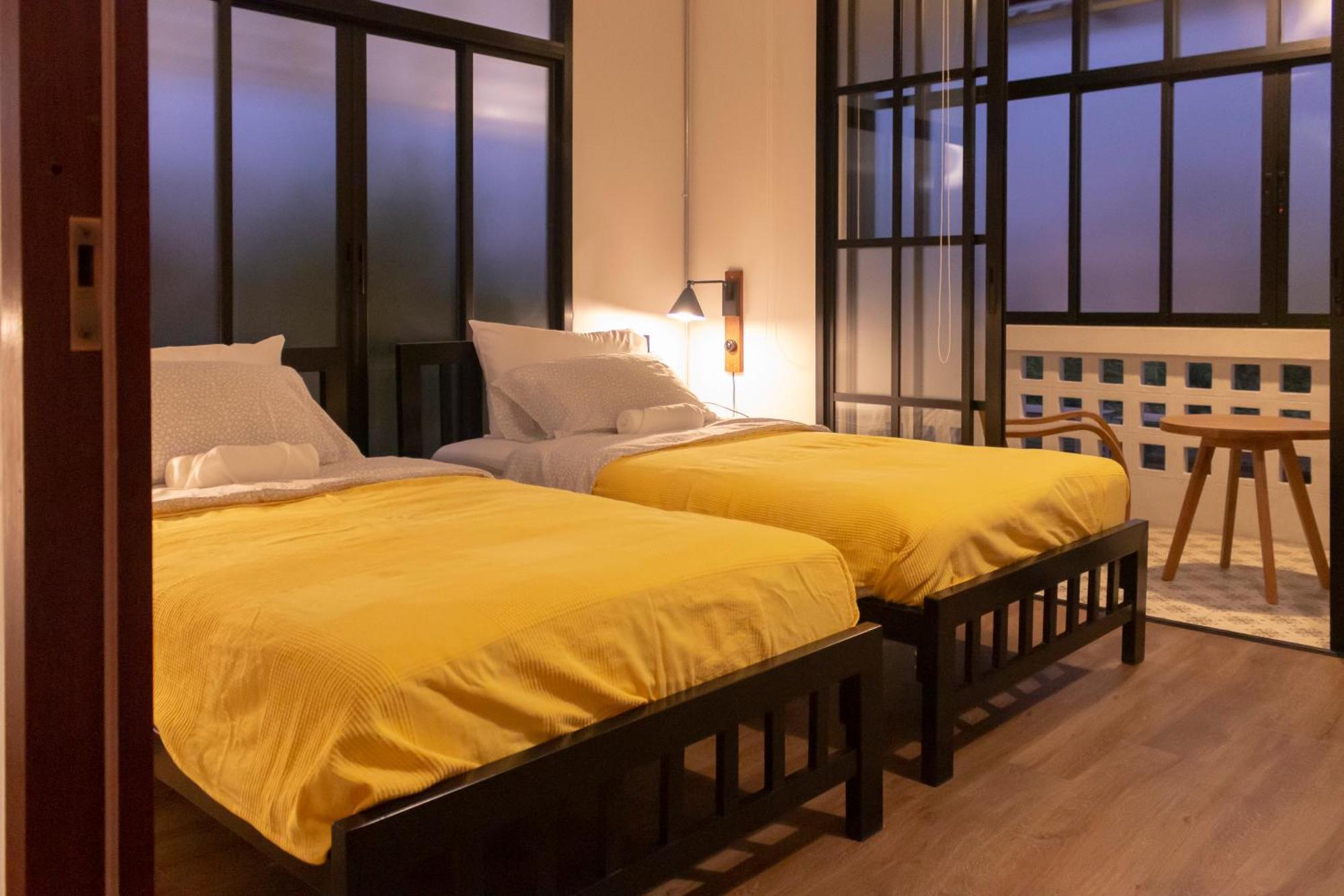 Liaw Base House Hostel Bangkok Exterior photo